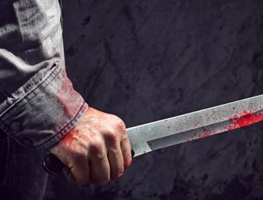 Αν είναι δυνατόν: Έτρωγαν - έπιναν μαζί και μετά μαχαίρωσε τον φίλο του μπροστά στα παιδιά του